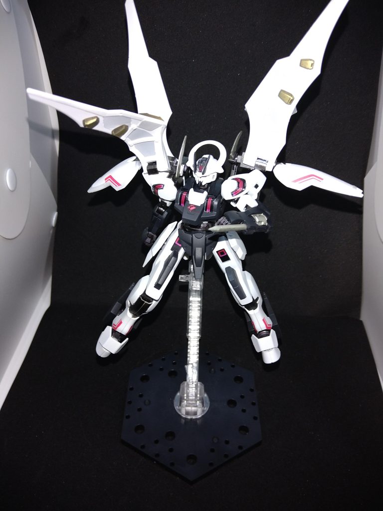 腕にリボルバーが付いているので、これしか無いと思い杭をプラ棒で自作しました。