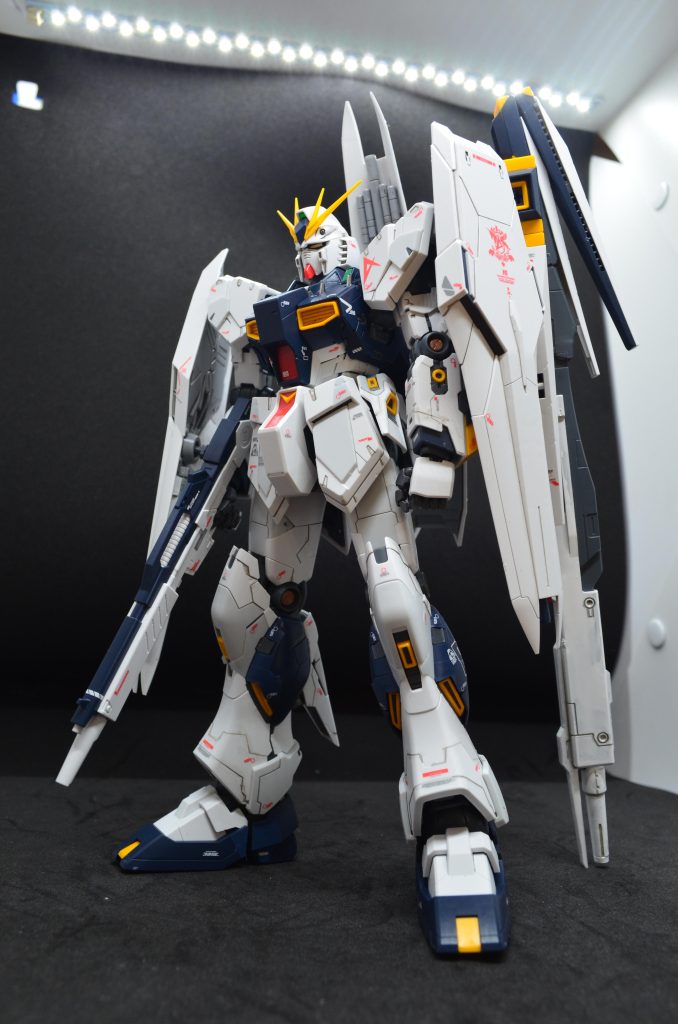 トライシールド形態。形式番号のTPSは「トライ・サイコ・シールド」の頭文字です。すべてのシールドにサイコフレームを使用し、ユニコーンガンダムのシールドのような使い方ができます。