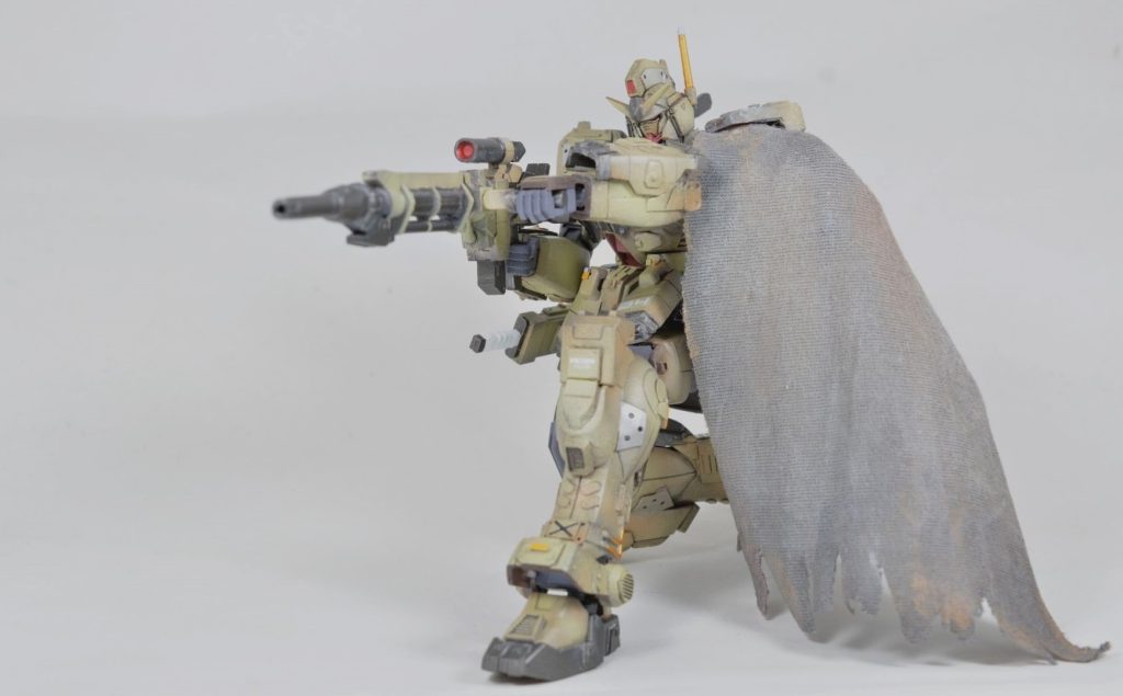 立ち膝で射撃ポーズ。リアアーマーや足回りが柔軟に動くので、立ち膝もしっかり取れてよかったです。以上、ガンダムサンドロックSの紹介でした。