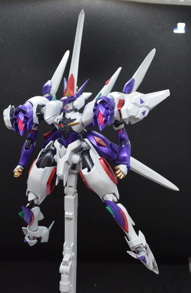 フロントショット。原型となる「ゼノギアス」は格闘機体でしたが、この機体は射撃ベースとしています。撮影時に紛失していたので撮れませんでしたが、専用ライフルの他、両肩のブラスター、魔法陣的なものから発射する光弾など、いろんな設定を考えていました。