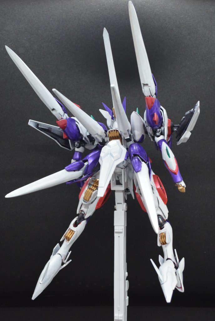 バックショット。両肩と腰の角ばったパーツはなんとダンボール戦記のアキレスD9から。当時は山積みだったので2箱買えたのです・・・!一応開くので、ビット的なものを飛ばせた設定があったような。