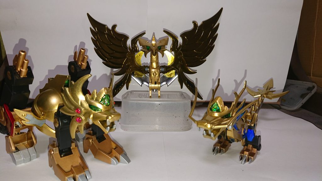 三神獣  だいたいキットのままですが獅天鎧のみ後ろ脚がボリュームアップしてます。凰天鎧の翼は裏面との兼ね合いで金メッキ調にしました。