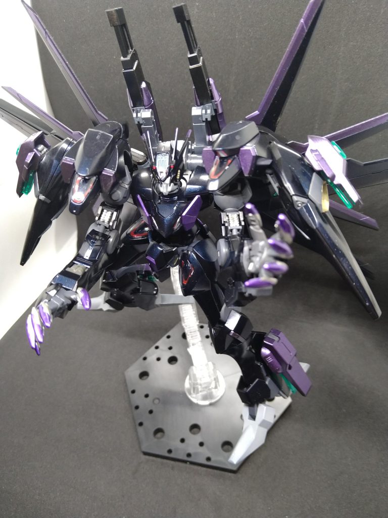 自分の中で悪役機は黒に暗い紫と言う謎のこだわりがあってこのような色になりました。