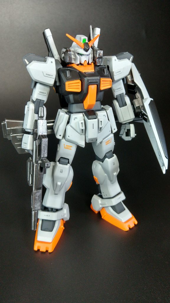 工作のポイントは合わせ目消し、デカール貼り、プラチップ等の貼り付けです。スジボリは極微細な箇所にしか施していません。