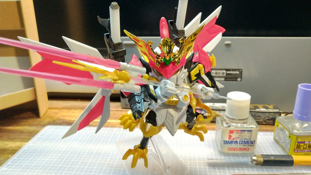 元々のキットの配色はこんな感じです。3枚目の写真と比較すると雰囲気が大きく変わっているかと思います。大掛かりな配色変更は「賭け」なこともありますが、思い切ってやってみると出来上がりの意外性に喜びが大きくなります。なお、背部の砲身部分を延長したパーツを自作しましたが、しっくりこなかったのでなかったことにしています。