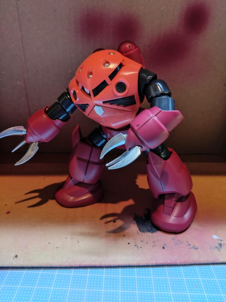 合わせ目消し少々あとは下地サフェーサーからのエアブラシ塗装クローはメタリック塗装しました。