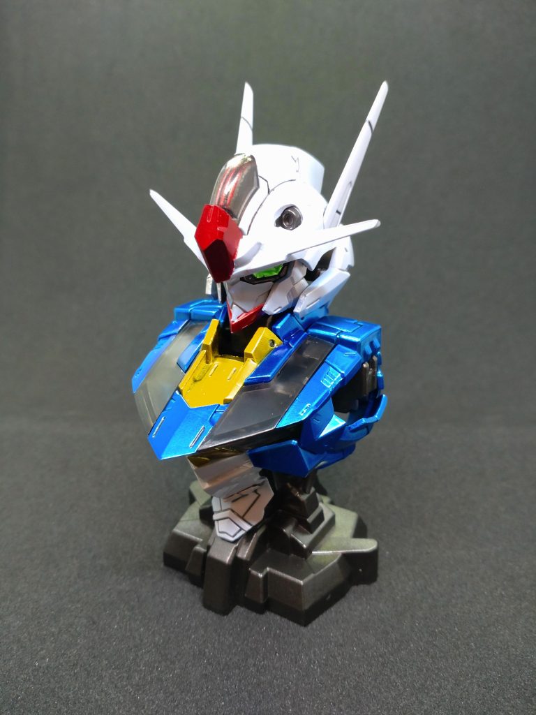 画像では分かりにくいですが、白色部分　シルバー→クリアーホワイト青色部分　ブラック→シルバー→クリアーブルー黄色部分　ブラック→シルバー→クリアーイエローといった感じに、キャンディ塗装風にしてます。キャンディ塗装をしてみたいので練習がてらそれっぽいことをやってみましたが、中々に大変でした。次に作るガンプラで、もう一度チャレンジしてみようと思います。