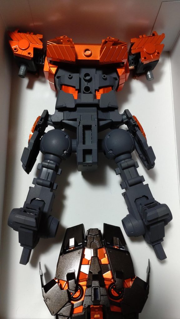 メガサイズは組み立てる構造こそ単純なのだが、パーツの凹凸が激しいのでムラなく塗装するにはかなり気を使った。特にサイコフレームのオレンジはムラになりやすかったので、薄吹きで入り組んだ場所から塗装を行った。