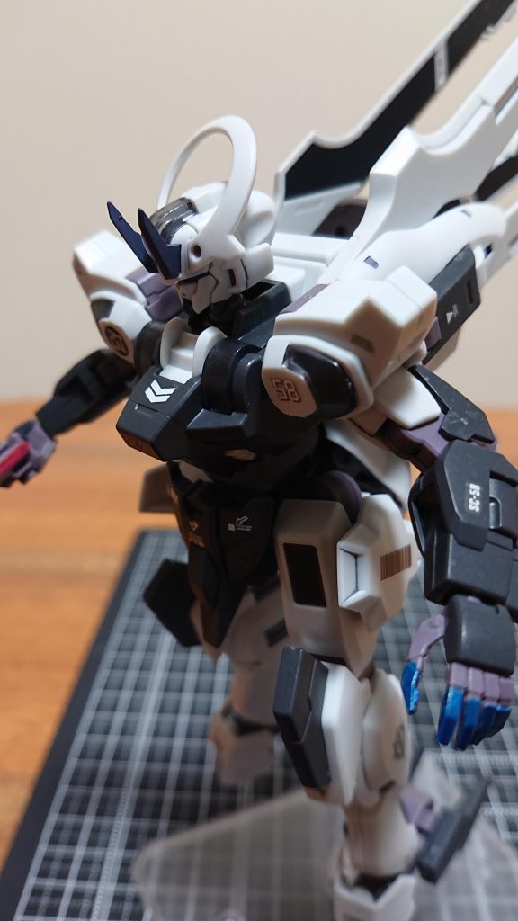 見えにくいですが目もブルーに塗装してます。指先のブルー塗装は個人的にお気に入りです。