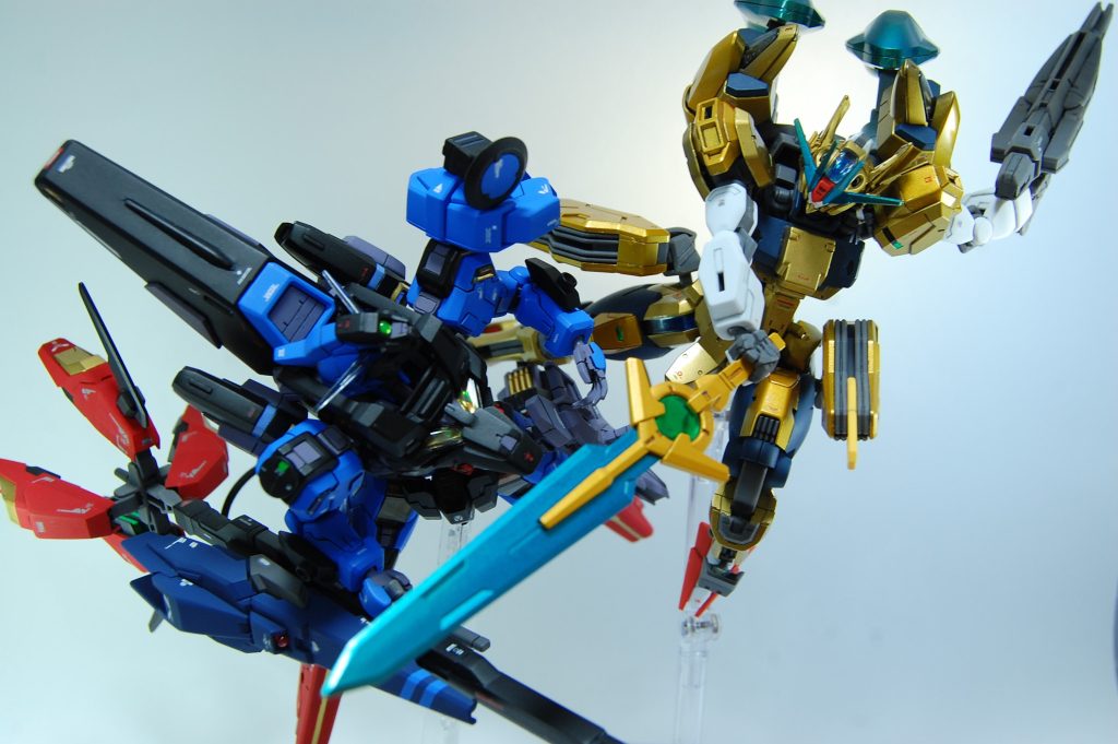 ライバル機のコマンダーと。 リアル体型でアンテナの色がブルーメタリックってあまり合わないかなと思いましたが、本編に虹色アンテナが登場しているのでヨシとしました。キャリバーンのアンテナが特殊素材なのってちょっとBB戦士っぽい発想ですよね。