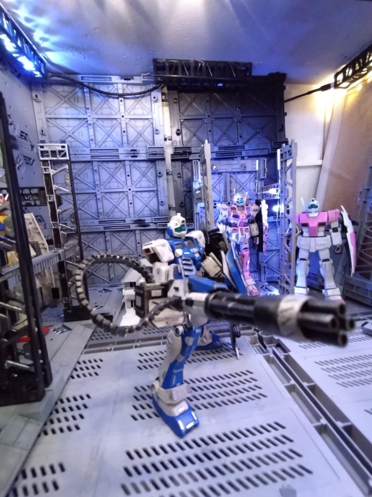 性格的に攻めるより守りたいという傾向が強いので、でっかい盾と近距離迎撃用のガトリングをジャンクパーツとプラ素材を切った貼ったしてみました😀 シールドは旧キットガンダムMk-Ⅱの下半分をベースにHGユニコーンガンダムのシールドを切った貼ったして、あとプラ板とかでなんかやってます😅ガトリングはビルド系の武器セットの何かの銃身をぶった切って、プラ板箱組を軸にそれっぽくしてみました!給弾ベルトはプラ角材を切って繋げてます。