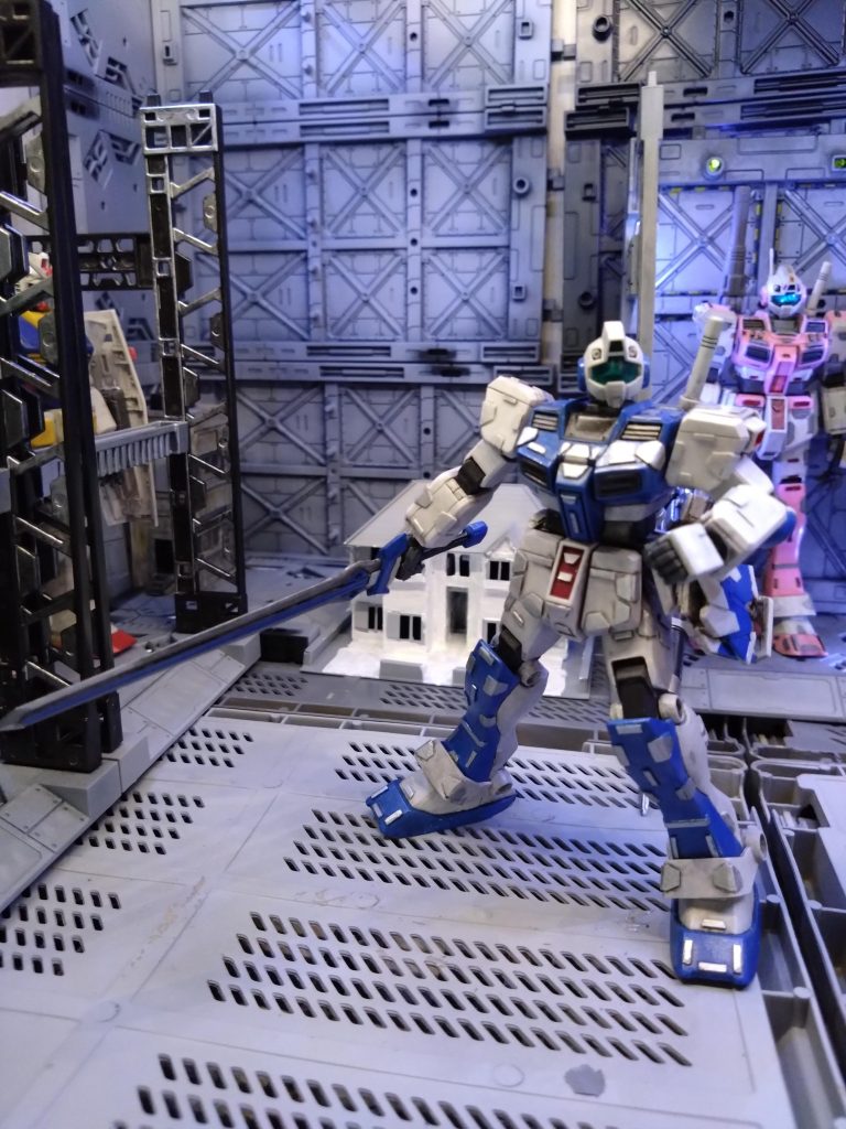 剣はプラ板で自作してます。鞘（？）は盾を作った時に出たユニコーンガンダムのシールドの切れっ端をそれっぽくくっつけました🛠️