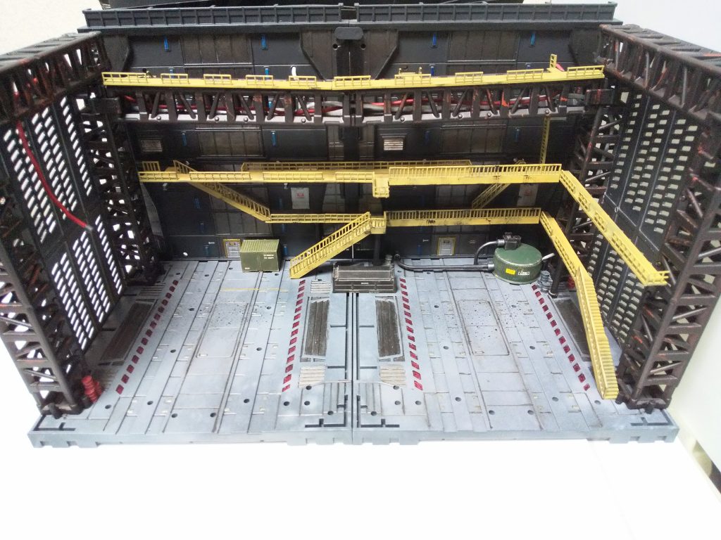 大規模工場では「人の通路＝黄色」というのがセオリーらしいのでそれに倣う。けど、１階フロアの動線までキッチリ決めるのは無理wキャットウォークは一応各階層共２ルート以上のアプローチ。重力下の基地という設定なので全て自分の足で登る必要。てーへんだw