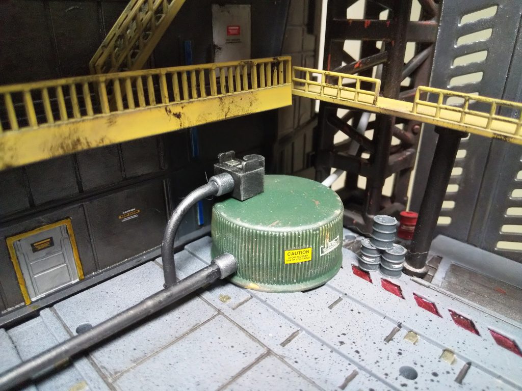 ペットボトルキャップで作った “何かのタンク” w 廃油タンクって事にしとく？床＆壁の穴を使ったパイピングがやりたくて置いた。