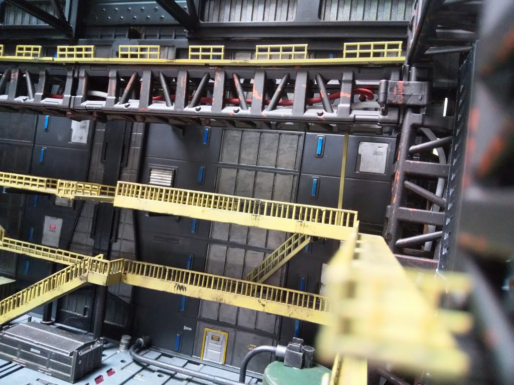 壁の青いのは蛍光灯のつもり。