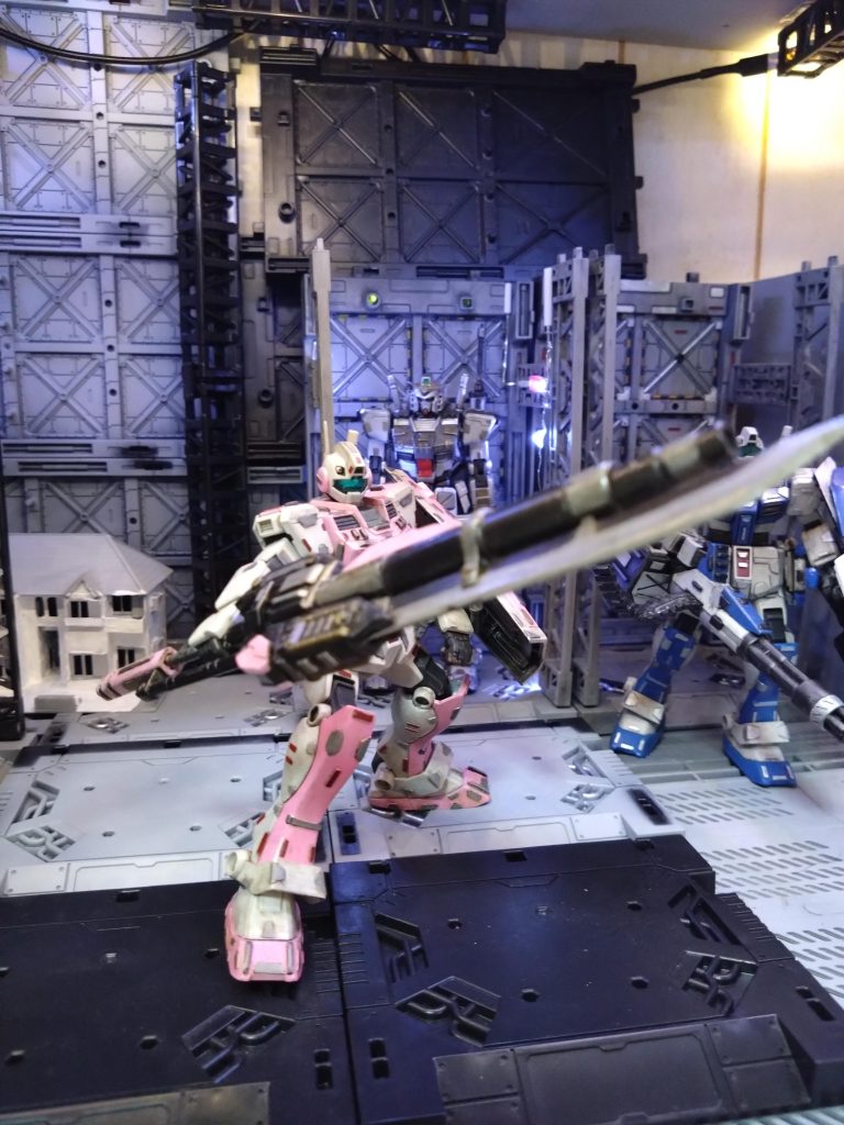 今回はヨメさん専用機という想定で作りました。 メインカラーはヨメさんに聞いたらピンク一択でしたが、戦場では目立つだろうなぁ😅 という事で防御に特化した装備を作る事にしました。 防御力→盾装備→ガード性能2→ガンランス!!という「ガーン!わたるが死んじゃう!」でおなじみのいけない某先生的な思考の連鎖により、装備はガンランスを作る事にしました。