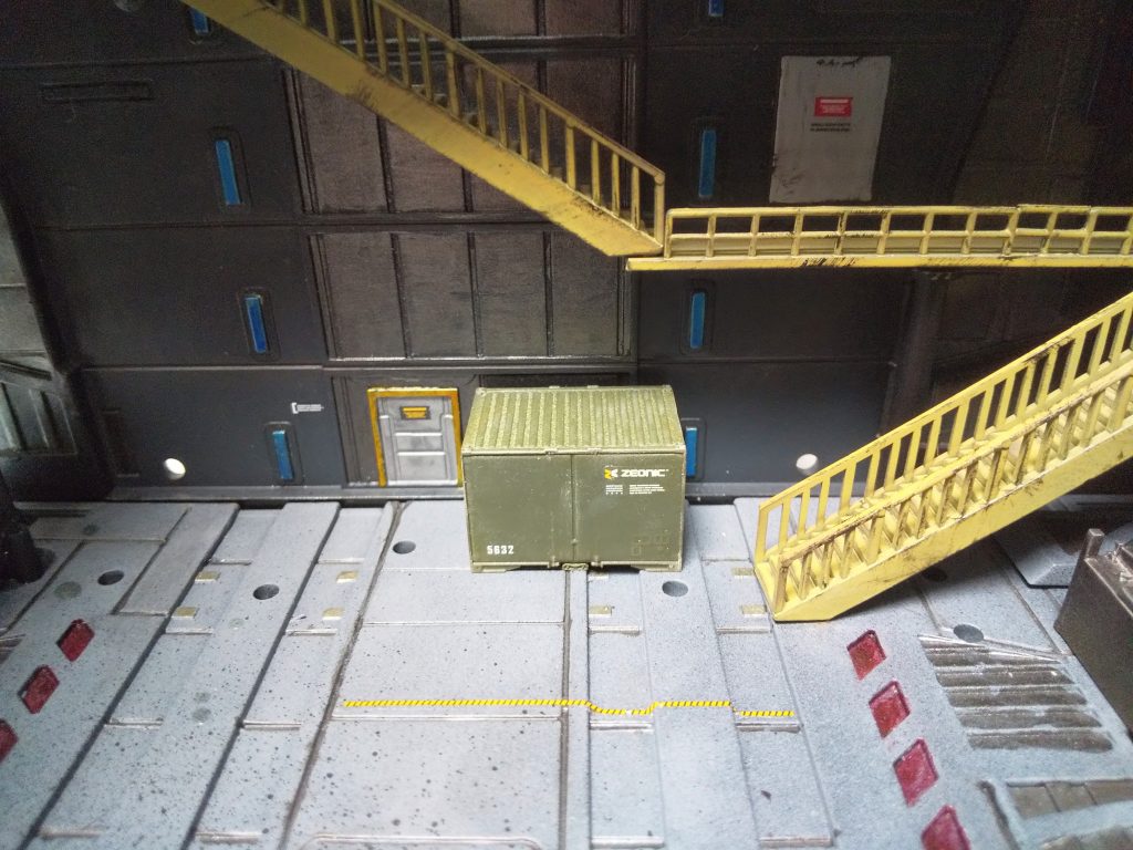 小物のコンテナ、詳しくは後で披露します。黄色のゼブラ線より上側にはMSの足は入って来ない。ハズ。たぶんw