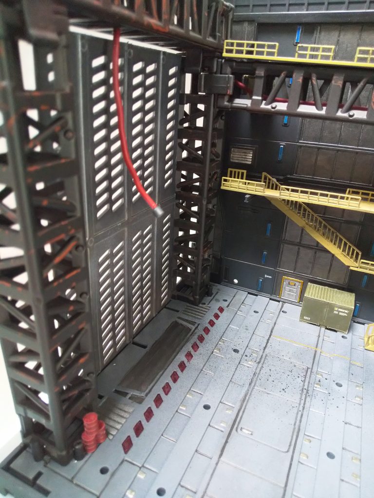 MSに挿す何かのホース。塩ビ巻きの針金をトラスの中を這わせたもの。なぜか壁の穴から出てくる。益々もって何のホースか謎w←