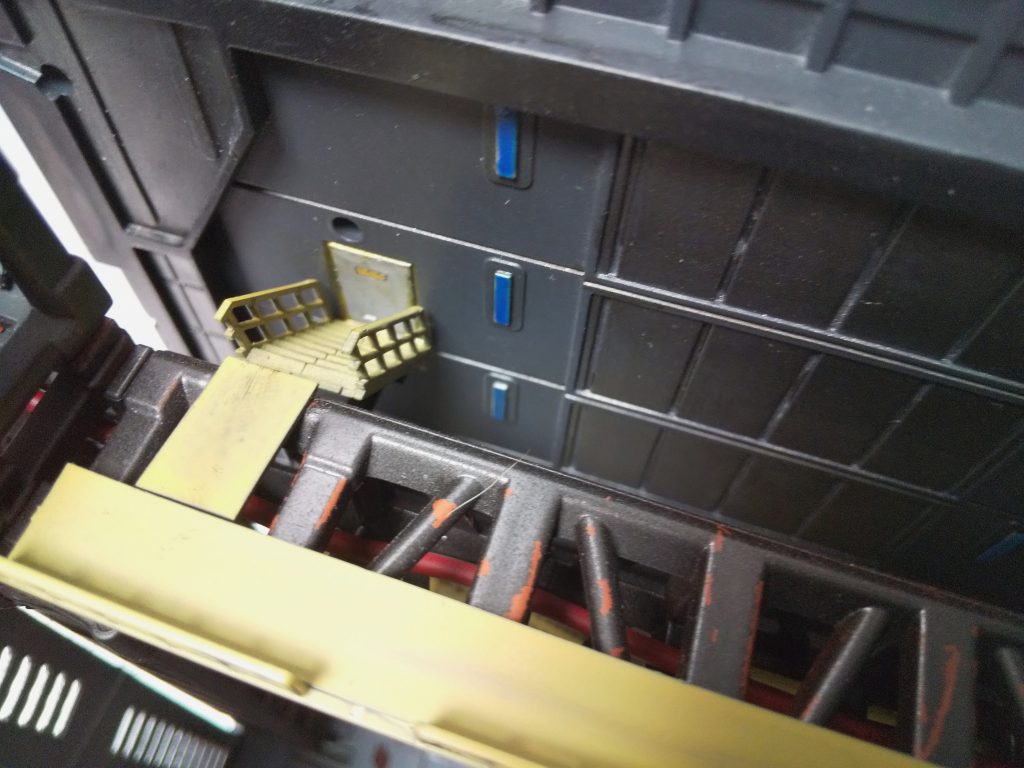 キャットウォークの最上層へは壁の扉からもアプローチ。階段の高さが足りず、最後の一段がよじ登る感じになってるけど、見えないから問題無いwｼﾗﾝｶﾞﾅ