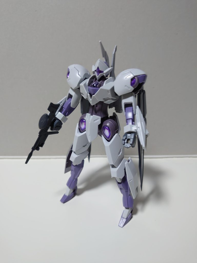 ミカエリスD(デストロイヤー)【概要】Roseliaのギタリスト・氷川紗夜が、ミカエリスをベースに、ジャンクパーツを集めた上で制作したガンプラ。制作コンセプトは「飛行・狙撃・二刀流」。【機体設定】 機体番号/CFK-029Dシャディクが搭乗したCFK-029ミカエリス(先行試作機)は、右腕のマニピュレータをなくし、固定武装を「ビームブレイサー」としてその右腕に集約した結果、汎用性が犠牲となり、このままでは量産化に向かないと結論付けられた。そこでビームブレイサーを廃し、右腕も通常のマニピュレータに戻した上で、バックパック交換により汎用性を高める方針に切り替え、量産化にこぎつけたのがCFK-029Aミカエリス制式仕様である。本機CFK-029Dは、CFK-029Aをベースに、バックパック交換により空戦能力と狙撃能力を強化された機体。背部のフライトユニットは、大気圏内の高速飛行能力を本機に付加し、その加速性能は、かのコアブースターを圧倒する。二振りのビームサーベルは一瞬のうちに敵を両断し、空中から撃たれるビームスナイパーライフルは、災厄の根源を正確に打ち砕く。〜紗夜の紹介文より〜