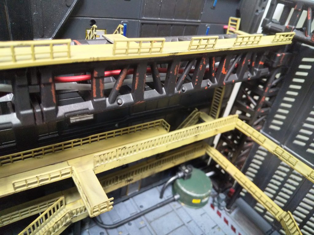 トラスはオキサイドレッドサフで塗装剥がししたけど、赤すぎてアカンなコレ…(･´ω`･)錆として使うならマホガニーサフかな？