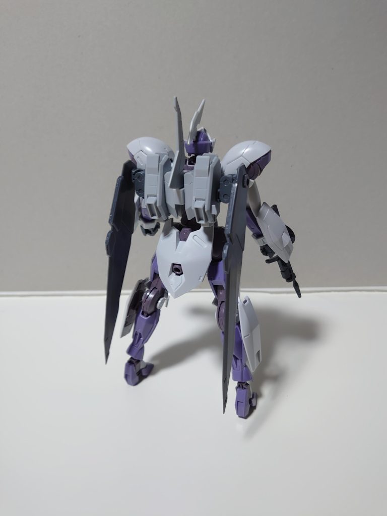 その他、バックパックのフライトユニットは、本体がザ・ノーザンポッド、ウイング部がコトブキヤのキラービークの主翼に、はいぱーギャン子のシールド接続アームの一部を組み合わせたもの。ミカエリス本体は前回のそれです。