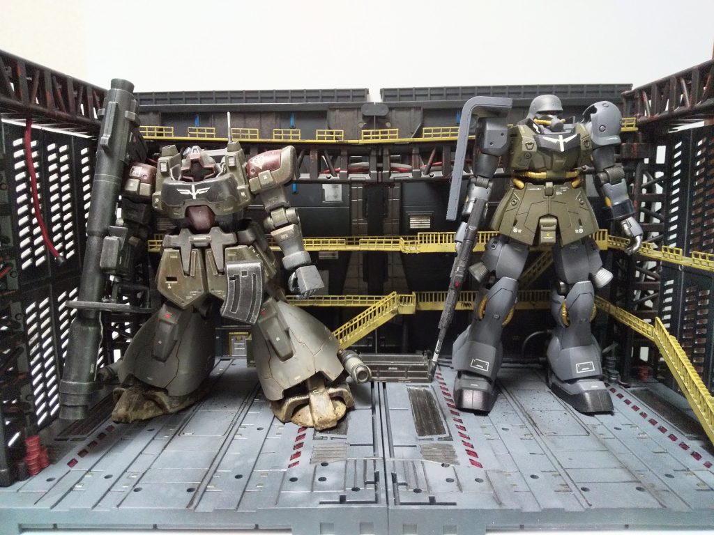 背景壁がまだ無い状態ですが、とりあえず置いてみた時の。…こうやって並べるとギラ・ズールってデカイのね…( ﾟдﾟ)