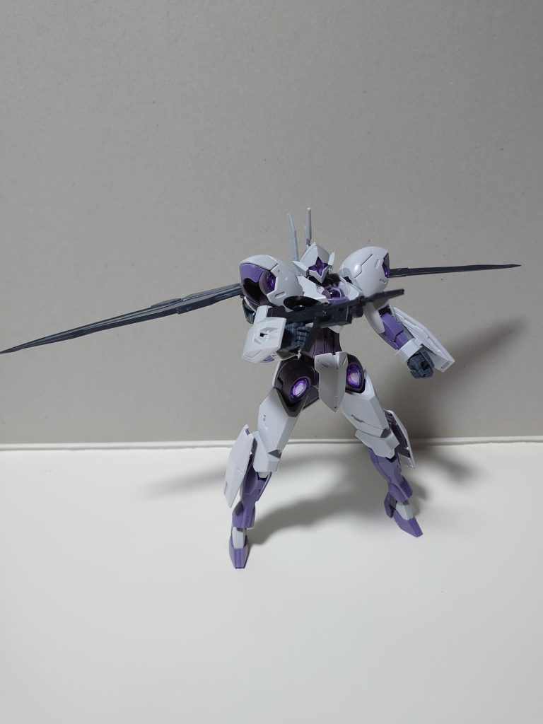 【標準武装1】120mmマシンガン (右手)CFK-029系列の標準装備となる実体弾式サブマシンガン。※ガンプラでは→コレクションシリーズのザクウォーリアに付属するビーム突撃銃を流用。【標準武装2】ビーム砲装備機動防盾 (両下腕)CFK-029系列の標準装備となる、ビーム砲を装備したアンチビームシールド。