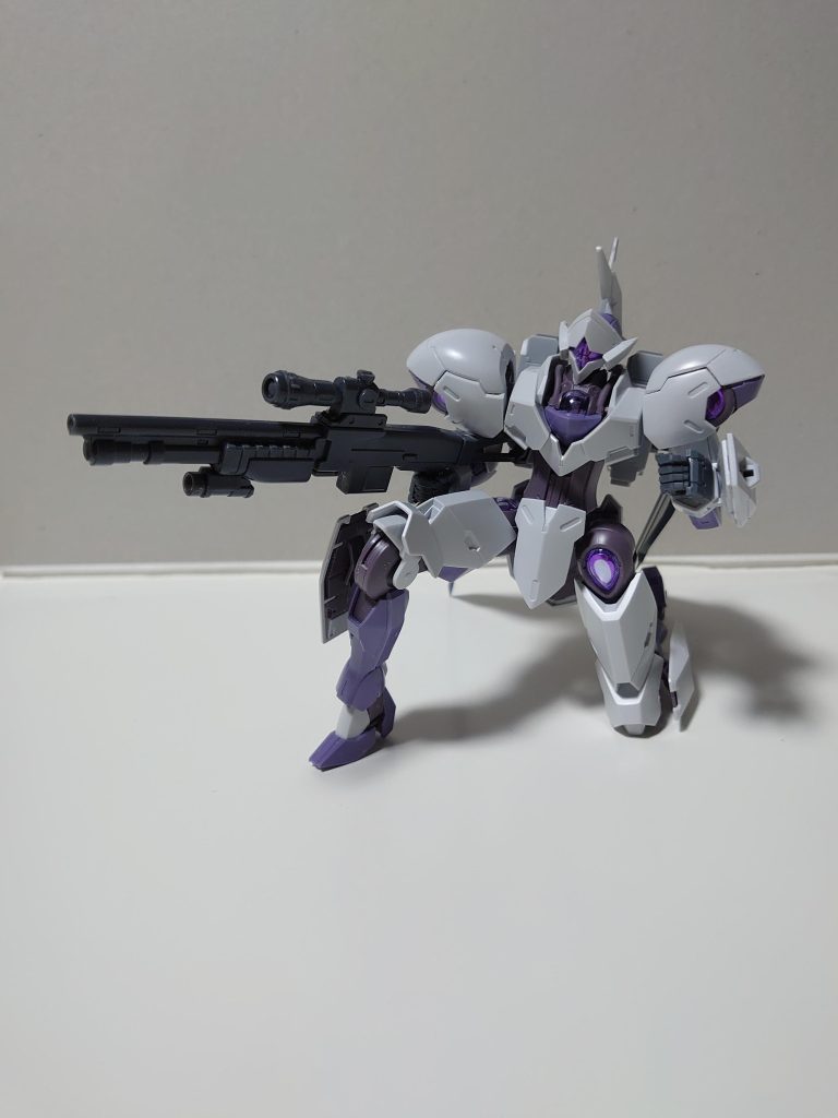 【独自武装2】ビームスナイパーライフル本機体のメイン武装。チャージショットが可能で、その場合は空中から放つことも多い。※ガンプラでは→コトブキヤのウェポンシリーズより。