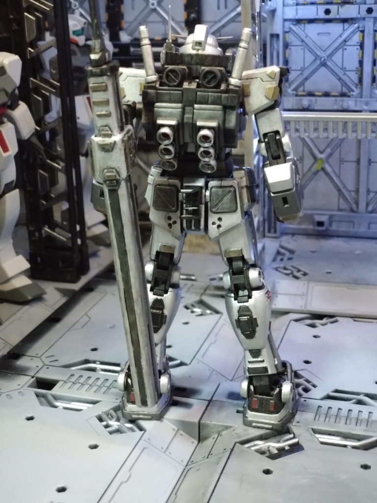 さらに、お前のジムはバーニア4個だったなぁ。よし、オレのは6個付けろ!と言って聞かなかったため、またも根負けした鈴鬼はアクセルとブレーキの区別も怪しいじいさんの機体に高出力なランドセルを装備してしまうのだった。