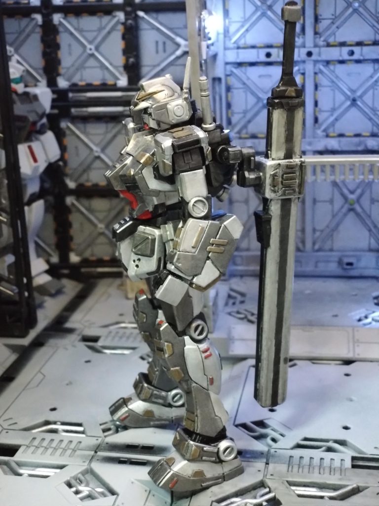 ところが負けず嫌いのじいさんは、銃火器がダメなら剣を作れ!でかいやつ!!と言って騒ぎ、鈴鬼の言う事は耳が遠いため全く聞いてくれない。ついには根負けし巨大ヒートソードを作る事になったのだった。