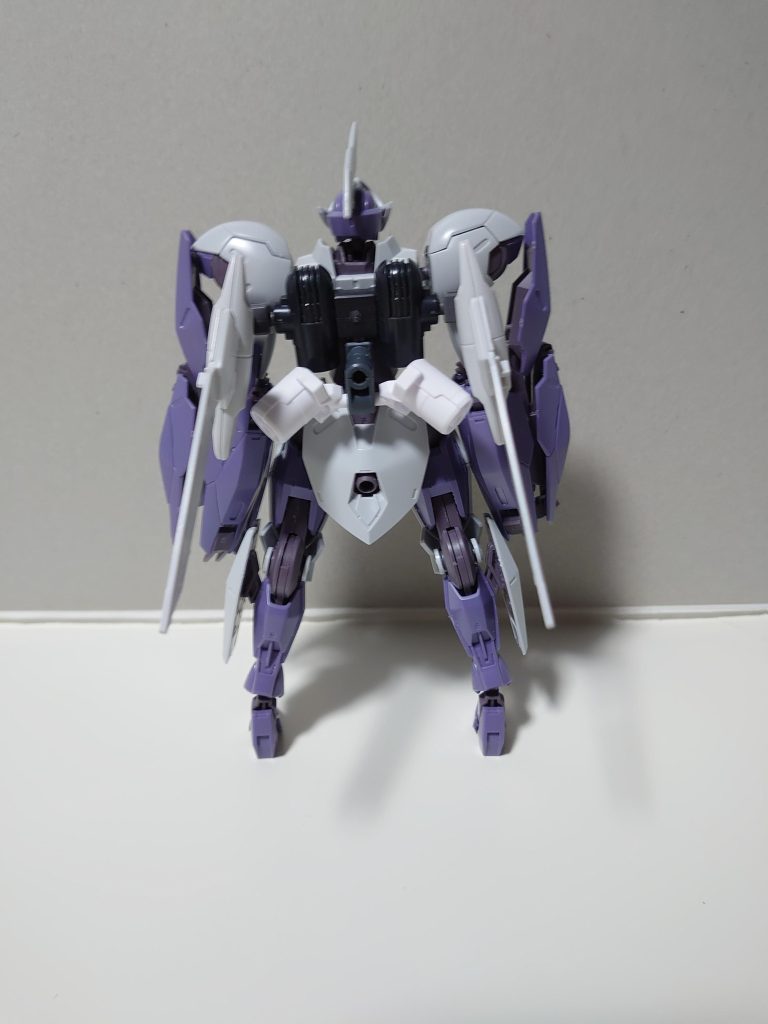 【固有武装2】リバースボマー発射管バックパック両側のウイングバインダーに内蔵された実体弾式兵器。敵機の関節部に打ち込むことで、稼働不能に追い込む。※ガンプラでは→メルクワンウェポンからの流用。バックパック本体と接続アームは、はいぱーギャン子より。タンクは30MSシアナより。バックパックとの接続は30MMのジョイント。