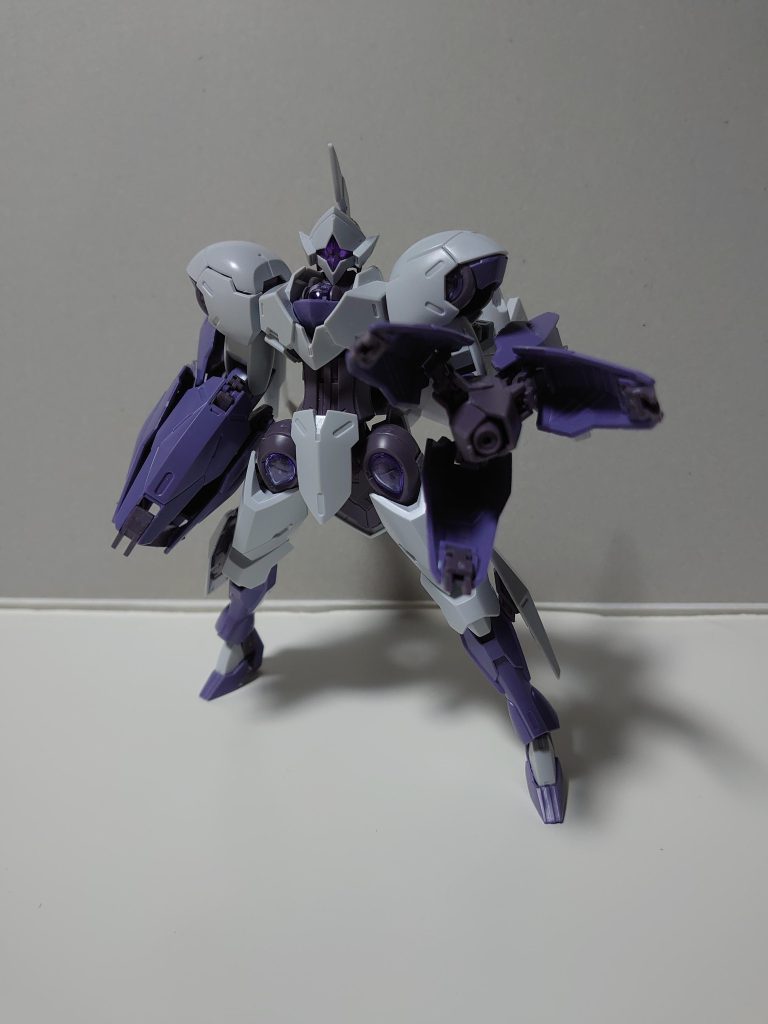 【固有武装1】ビームブレイサーシャディク機が使用していたものをもとに改良が施され、フォノンメーザー砲、ビームクロウ、ビームピック、アンチビームシールドの機能を併せ持つ。本体から切り離すことは不可能になった。