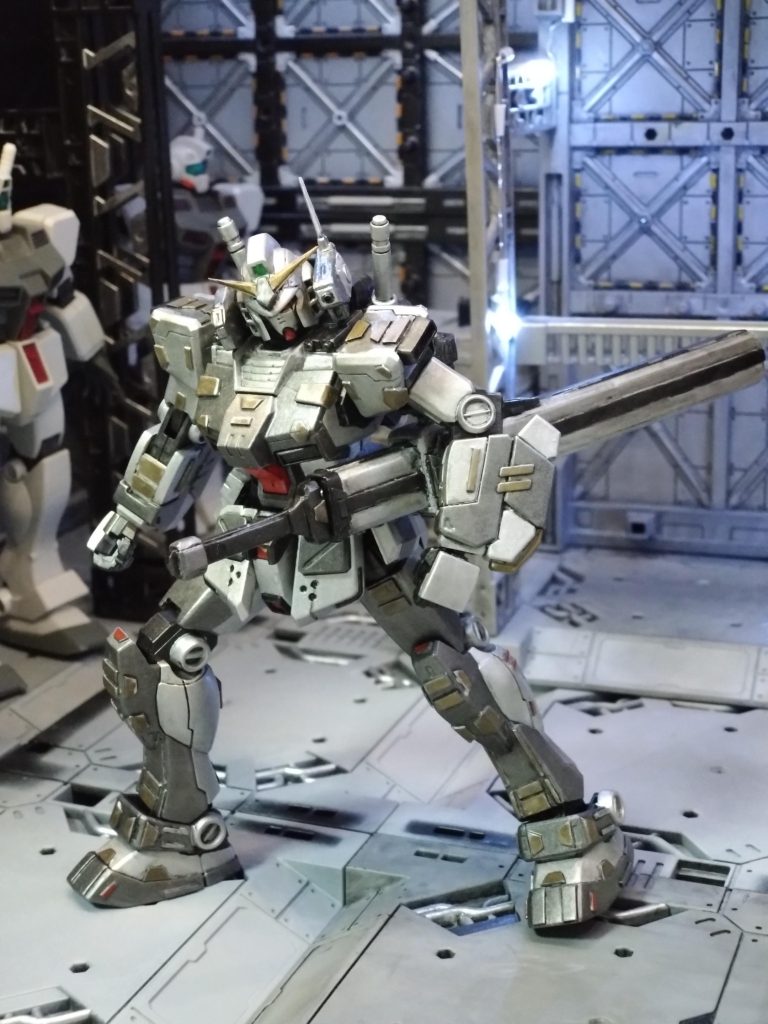 鞘のサブアームを回転すると脇に装備する事もできるが、位置を変えてもやっぱり長すぎて抜けない!!これは万が一じいさんが基地内を徘徊しGGに乗り込んでしまっても無闇矢鱈とヒートソードを振り回さないように、ヒートソード使用時には誰かしら他のモビルスーツが同行し抜剣介助が必要になるという超アナログ安全装置だったのである。