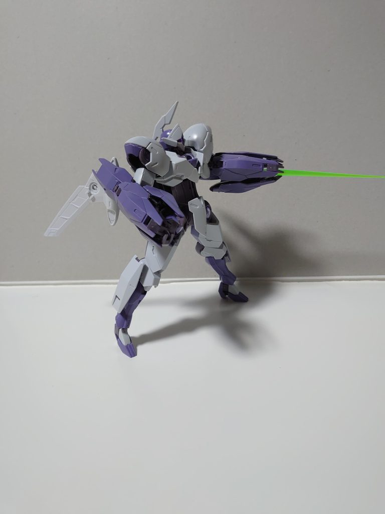 前作とは打って変わって、両腕ともにビームブレイサーにしたミカエリスです。両側ともに普通のマニピュレータにする場合、拳が左しかないため、ビルドハンドか30MMオプションパーツセットから流用する必要があるのに対し、両側ビームブレイサーはその制約がありません。完成した両側ビームブレイサー仕様のミカエリスを見て思ったのが「まるでジオン水泳部」。それなら水中戦対応力を上げてやろうと、水中戦パックをミキシングでつくることでそれらしく仕上げてみました。さて、ビームブレイサーをもぎ取られ、左腕が2つという状態になった未組立ミカエリスを日菜先輩から受け取った、つぐみちゃんの運命やいかに?