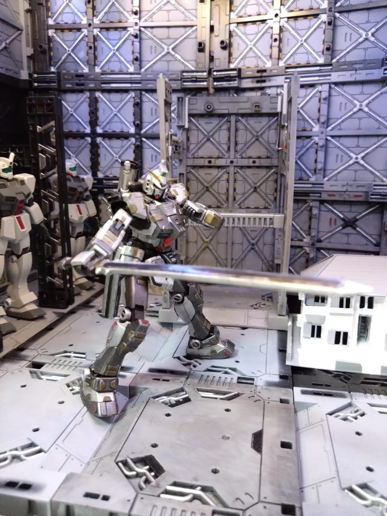 じいさんやめろ〜!!基地でそんなもん振り回すな～!!(横に写っているのは建築中のフルスクラッチ1/144自宅アパートｗ)