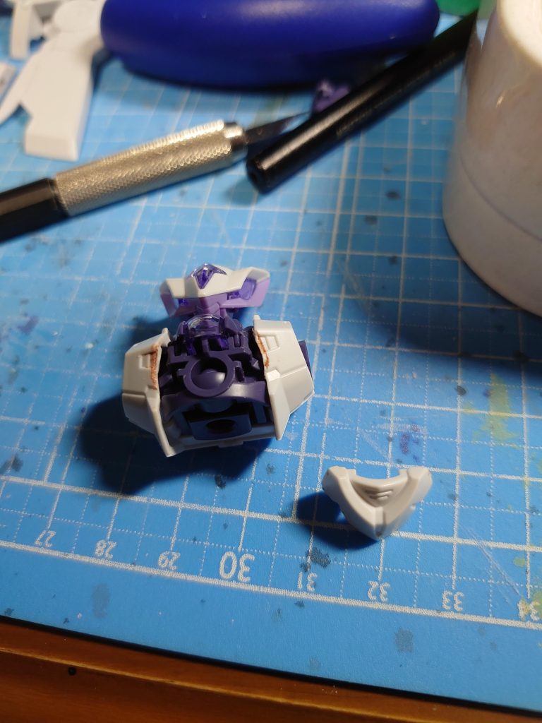 胸パーツも分割し、ちょっと厚みを出したりなど手を加えてみました。パテ加工は要課題…。