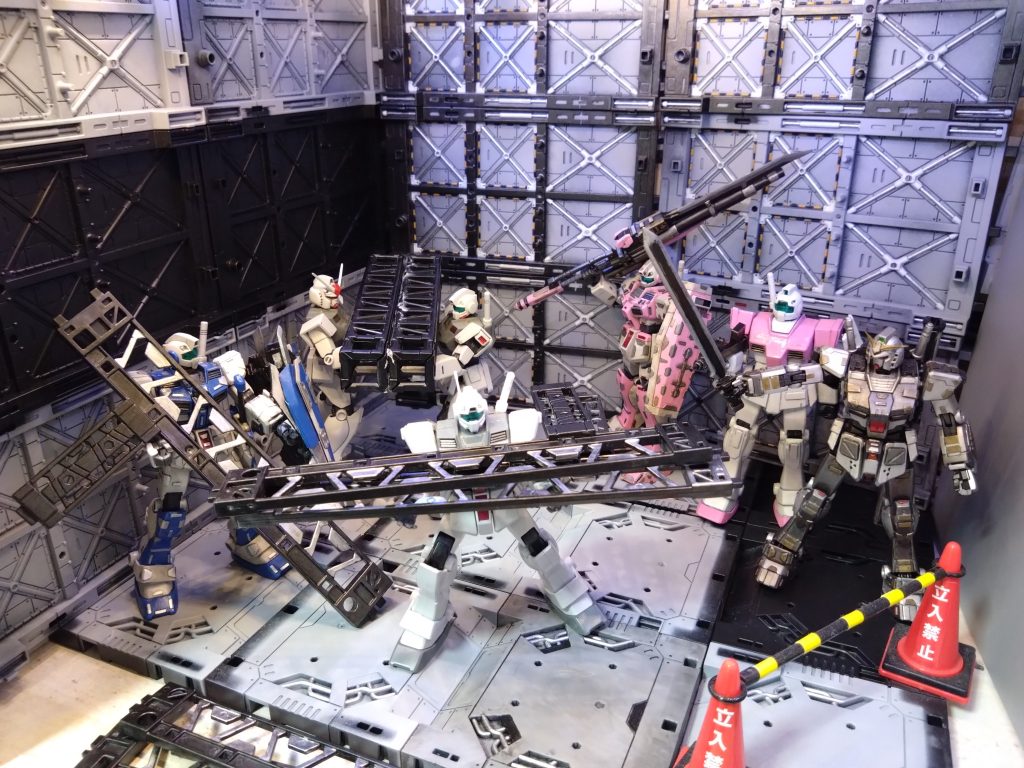 じいさん、勘弁してくれ‥‥。基地はめちゃくちゃに‥‥。ヨメはカンカン。ばあさんまでRGM-79 BB　ジムバァバに乗ってやってきた。(ブルバップマシンガンは当然ペイント弾)うわはは〜!ほれ、お前ら早く片付けろ〜!!じいさん、楽しそうだな‥‥。