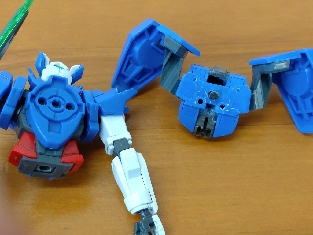 バックパックに穴をあけドライブにランナーさしこみ長さを調整して完成