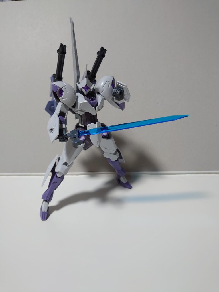 ミカエリス本体自体はミカエリスDと同じく、ヒジの可動範囲を拡大するために上腕部パーツ前方を削り込んだだけで、基本は素組みです。拳もミカエリスDと同様に30MMオプションパーツセット12から。