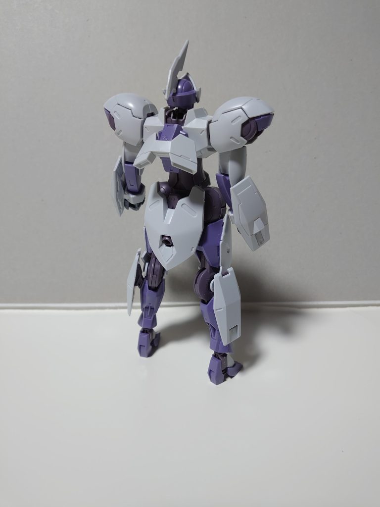 背後より。キットそのものは両上腕パーツ(A1・A3)の正面側を削り、ヒジの可動範囲を拡大したのみで、他は素組みのままです。拳は30MMオプションパーツセット12から。