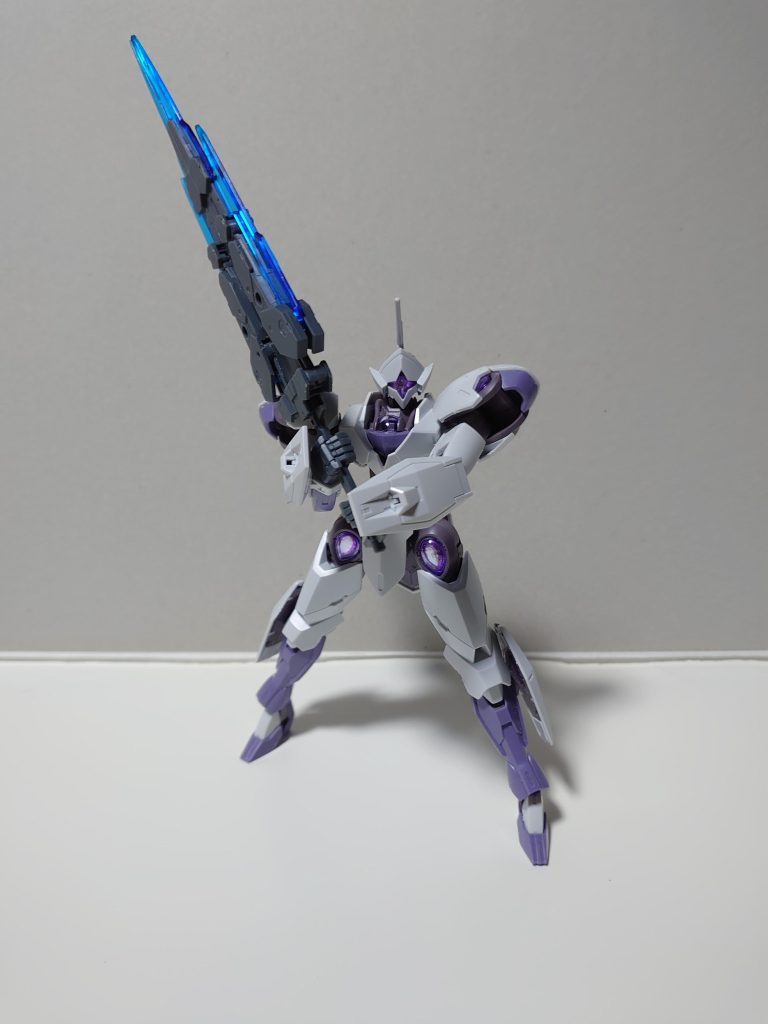 【設定上では】武器はビームガン内蔵シールド×2、実体弾式マシンガンを基本装備にしていますが、作戦に応じてさまざまな武器を使用可能で、またバックパック交換により空中戦、砲撃戦、水中戦に対応するなど、もとのミカエリス(先行試作機)に比べると汎用性が高い機体になっています。 次回から、この左右対称ミカエリスのバリエーションを3回に分けてご紹介いたします。乞うご期待!
