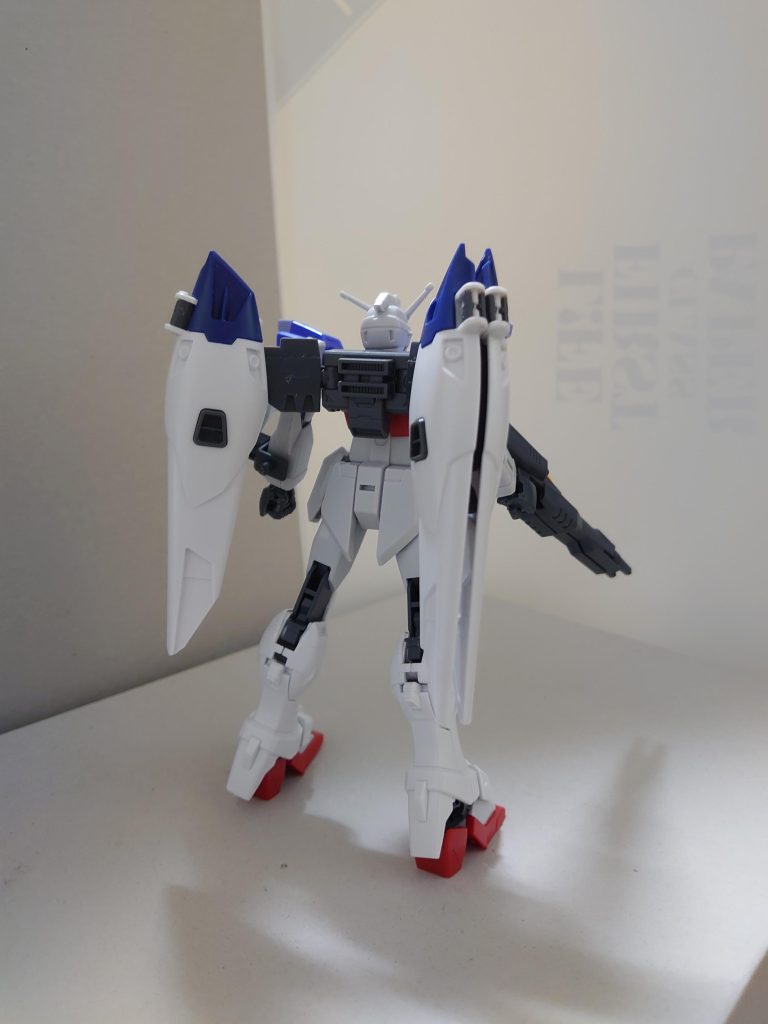 スネとバックパック、武器類はウイングゼロ。手首はビルドハンド。シールド接続部は30MMのC字ジョイント(シールドに対して凹)にインパルスのシールド接続アームの組み合わせ。その他はインパルス。