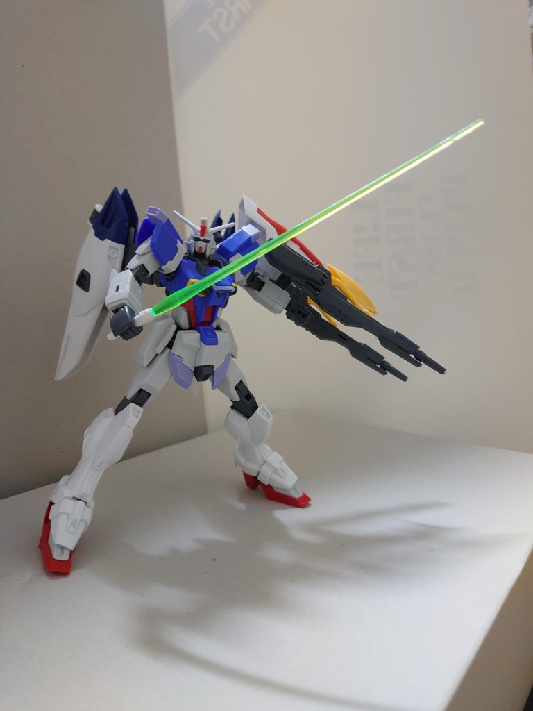 【機体の設定】武装は胸部マシンキャノン2門、ツインバスターライフル、ビームサーベル2基、シールド内マシンキャノン2門。ツインバスターライフルはウイングゼロのそれと見た目は似るが、無駄な殺生を非常に嫌うこころ自身がリミッターをかけさせたためか、その威力はさすがに本家に劣り、通常時はZGMF-X13Aプロヴィデンスのユーディキウムビームライフル2丁分と変わらず、合体させた状態で撃てるチャージショットでも、ZGMF-X20Aストライクフリーダムのフルバーストには届かない。不使用時には、シールド側面にマウントが可能。