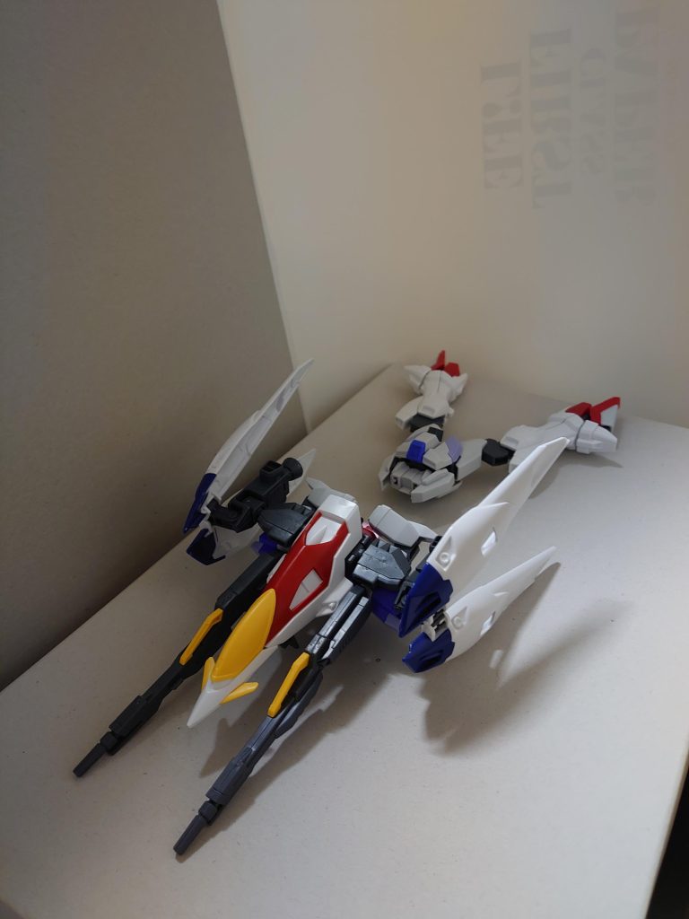 こころ「よし、私も出よう」マッハ1.2の最高速度を出す際には、チェストコアフライヤーとレッグフライヤーに分離し、合体と同時にリミッターがかかる。武装を必要最低限に抑え、超高機動戦闘に特化した機体となったため、後に量産化されることになる(ZGMF-56SW00)が、分離合体機構は廃止され、最高速度も時速550kmに低下した。〜弦巻財閥の説明文より〜