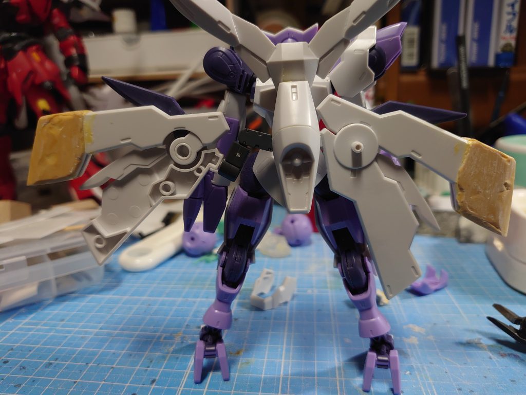 ベギルベウを作成するにあたって、一番手を加えたかったのが羽でした。カッコいいのに可動域が少なくて勿体ないなと。付け根には市販のパーツをはさみ可動域を増やしました。また、羽の開閉もやや大きくしました。