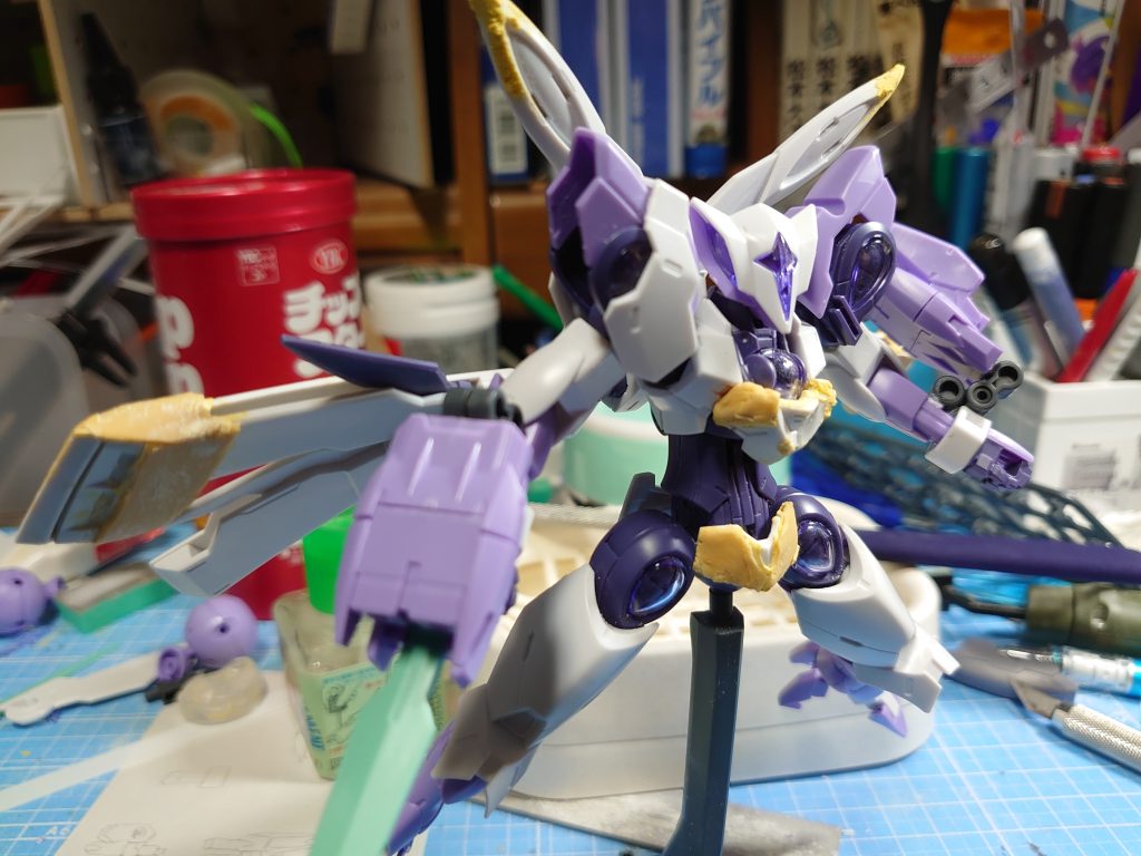 股のパーツも一度パテで埋めてからプラ板付けてイジりました。パテ加工やヤスリがけ、スジ彫りなど課題は残りましたが、今回も楽しんで制作できました。塗装ももっと場数踏んでキレイに吹けるように頑張りたいです。