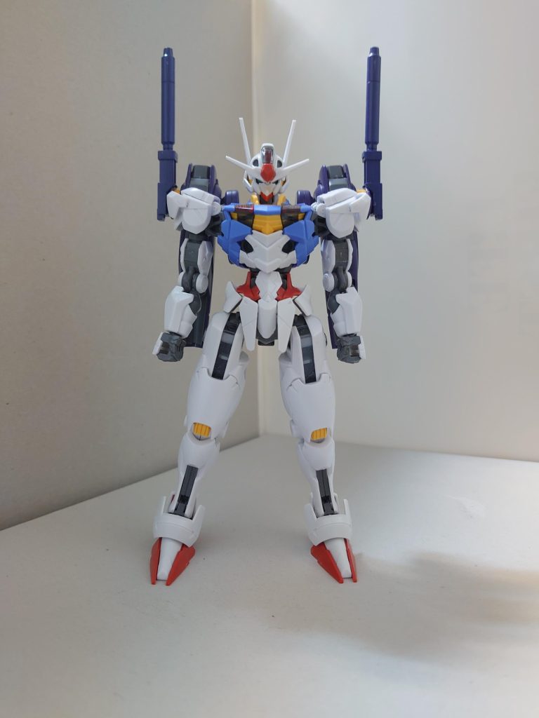 【概要】ガンダムエアリアル(準砲撃仕様)ハローハッピーワールドのギター担当・瀬田 薫がガンプラバトル用に制作したガンプラ。基本はもともとのエアリアルと変わらないが、ミラソウルフライトユニットの側面ハードポイントに、長射程ビーム砲を追加した点が異なる。