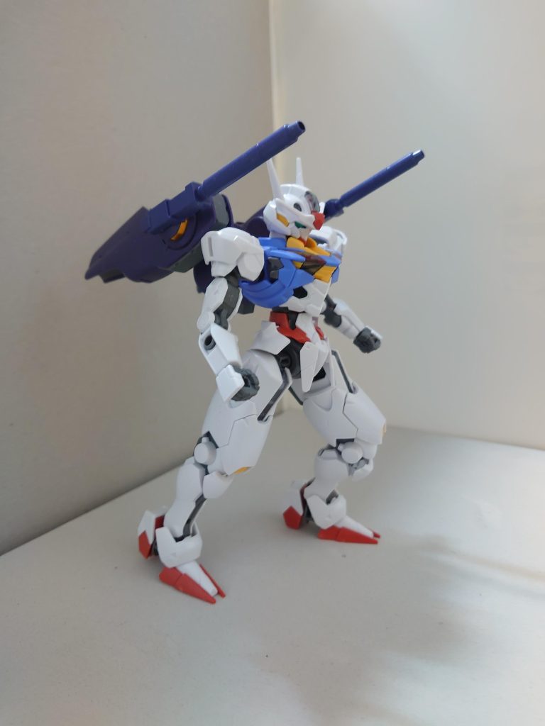 ●この長射程ビーム砲は強力だが連射は利かず、かつエネルギー消費量も激しくなる恐れがあるため、エアリアル本来のビームライフルは使用せず、ミカエリスと同様の実体弾式マシンガンを所持する。