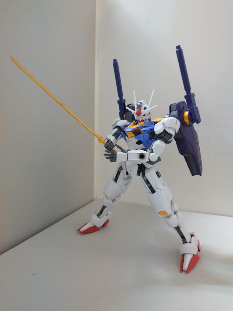 ●格闘戦もビームサーベルは基本的に使わず、実剣を使うことが多い。薫「MSの性能の違いが、戦力の決定的な差ではないことを、教えてあげようか」